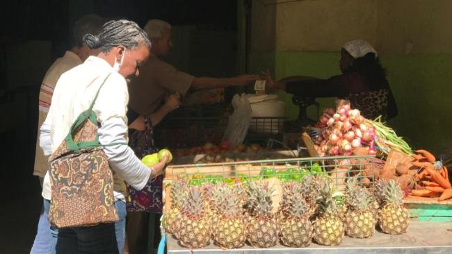 Una mujer compra en un puesto en La Habana.